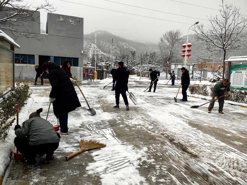 黄陵公司：以雪为令齐上阵 扫雪除冰暖人心